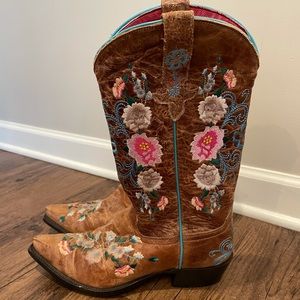 Macie bean rose garden 8.5 boots.